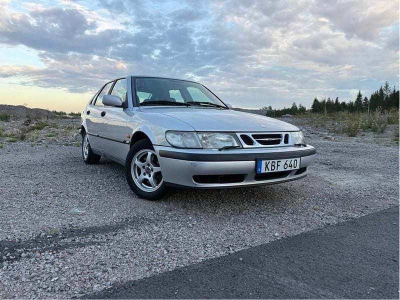 Grå Begagnad 2000 Saab 9-3 Halvkombi | 23 500 kr (Marknadspris) - Bild 1/4