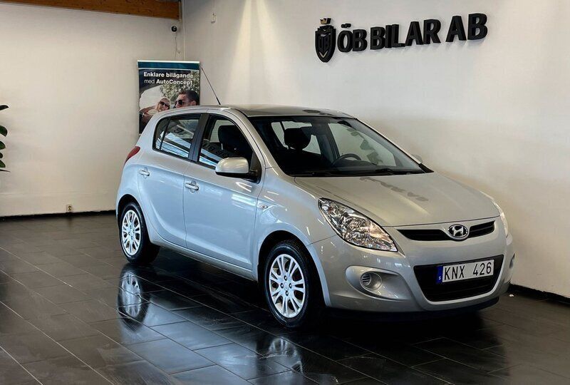 Silver Begagnad 2010 Hyundai i20 Select Halvkombi | 64 900 kr (Lite dyr) - Bild 1/4