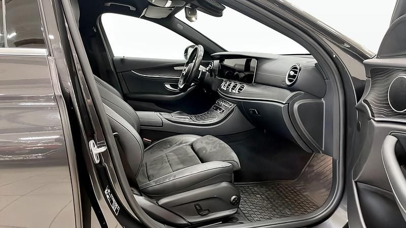 Begagnad Mercedes E220 AMG line 194 HK (142 kW) 2021 Grå Sedan