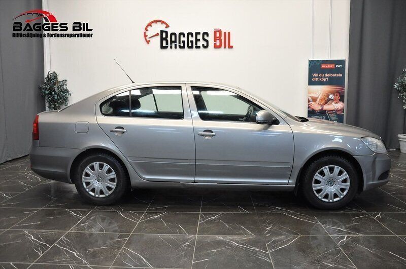 Ljusbrun Begagnad 2009 Skoda Octavia Sedan | 45 900 kr (Marknadspris) - Bild 1/4