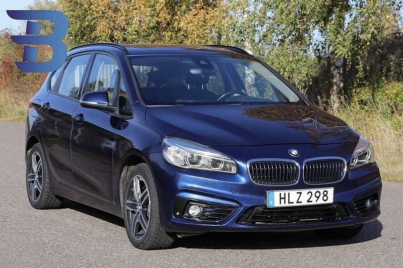 Blå Begagnad 2017 BMW 225 Active Tourer Minibuss | 189 900 kr (Marknadspris) - Bild 1/4