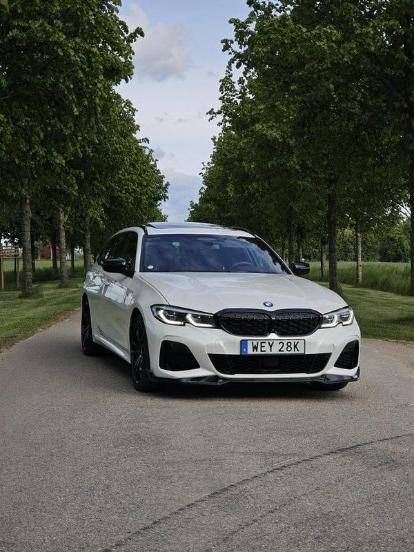 Vit Begagnad 2020 BMW M340 M Sport Sedan | 509 000 kr (Marknadspris) - Bild 1/4
