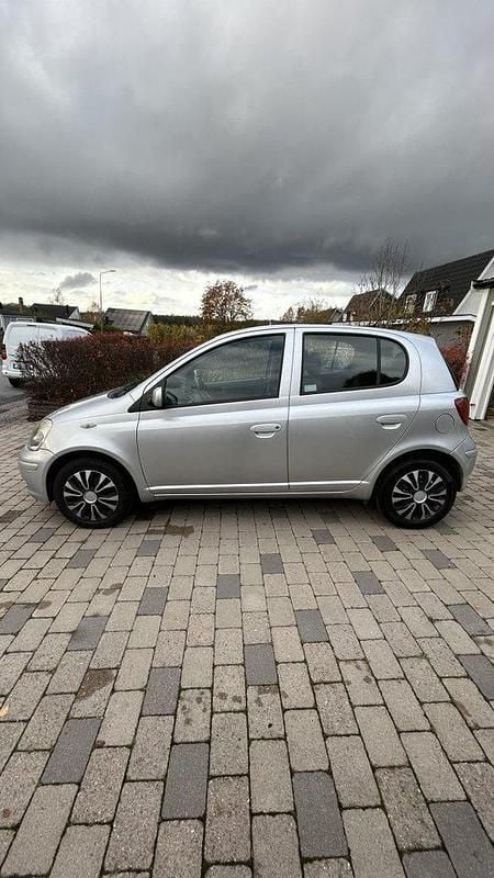 Silver Begagnad 2005 Toyota Yaris Halvkombi | 28 000 kr (Marknadspris) - Bild 1/4