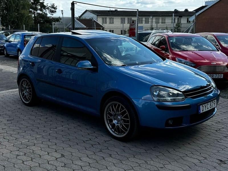 Begagnad VW Golf IV Trendline 75 HK (55 kW) 2004 Blå Halvkombi