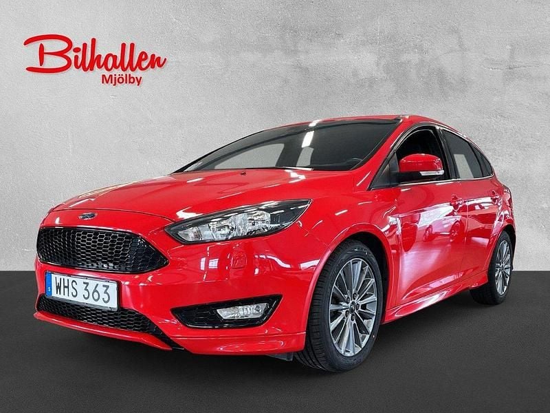 Röd Begagnad 2018 Ford Focus ST-Line Halvkombi | 139 000 kr (Bra pris) - Bild 1/4