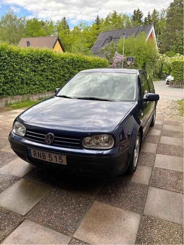 Blå Begagnad 2000 VW Golf IV Trendline Halvkombi | 20 000 kr (Marknadspris) - Bild 1/4