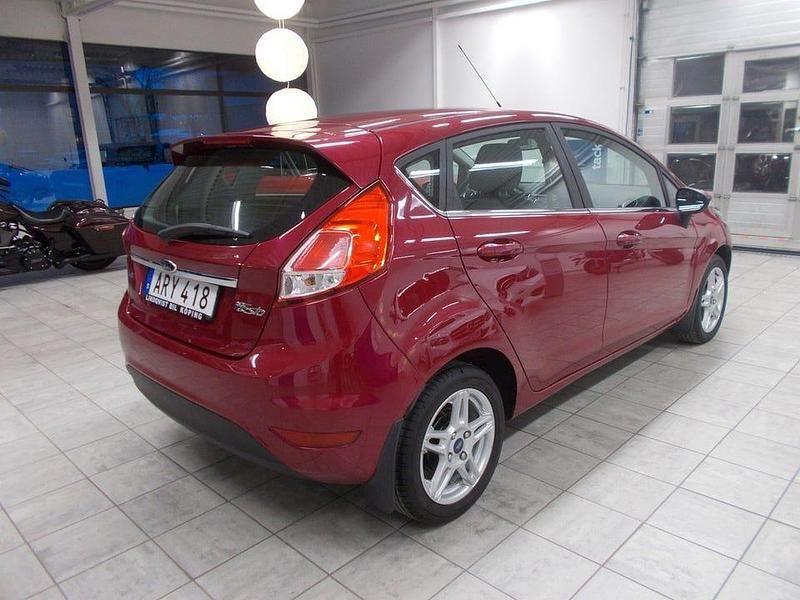 Begagnad Ford Fiesta Titanium 101 HK (74 kW) 2014 Röd (hot magenta met) Halvkombi
