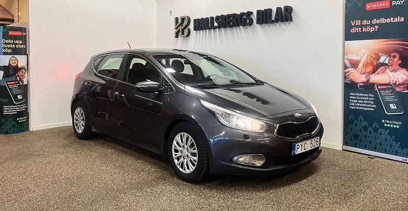 Mörkgrå (grå) Begagnad 2013 Kia Ceed Comfort Halvkombi | 44 900 kr (Marknadspris) - Bild 1/4