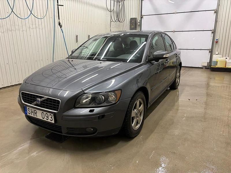 Grå Begagnad 2006 Volvo S40 Summum Sedan | 29 900 kr (Marknadspris) - Bild 1/4