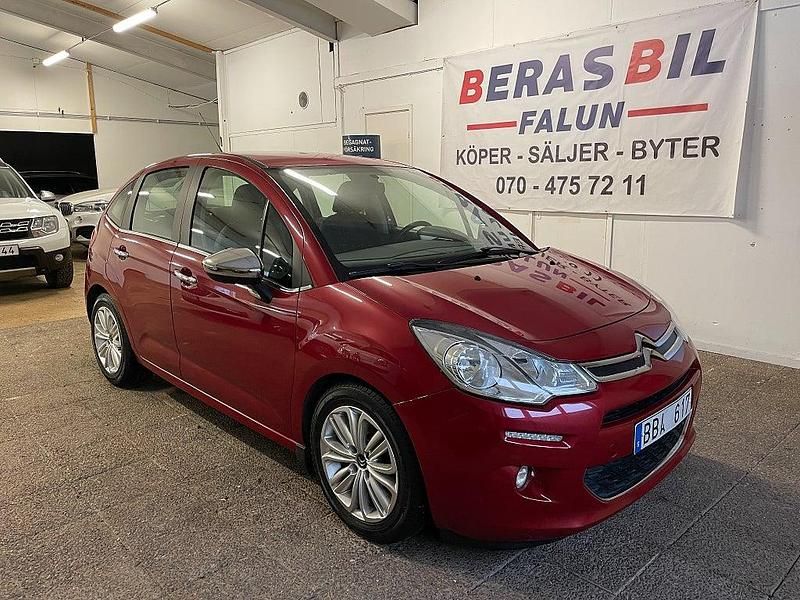 Röd Begagnad 2013 Citroën C3 PureTech Halvkombi | 54 900 kr (Marknadspris) - Bild 1/4