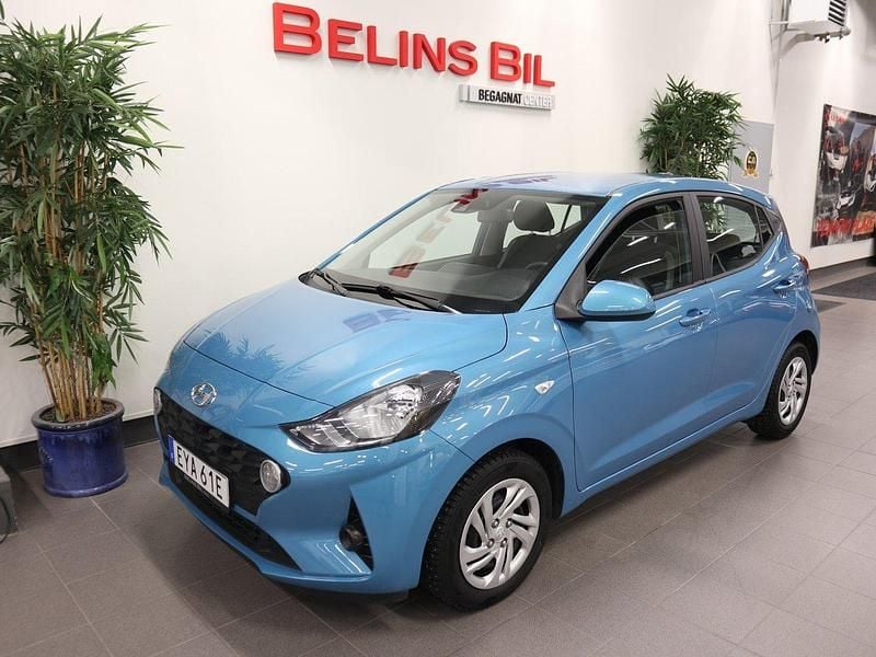 Blå Begagnad 2022 Hyundai i10 Essential Halvkombi | 129 500 kr (Marknadspris) - Bild 1/4