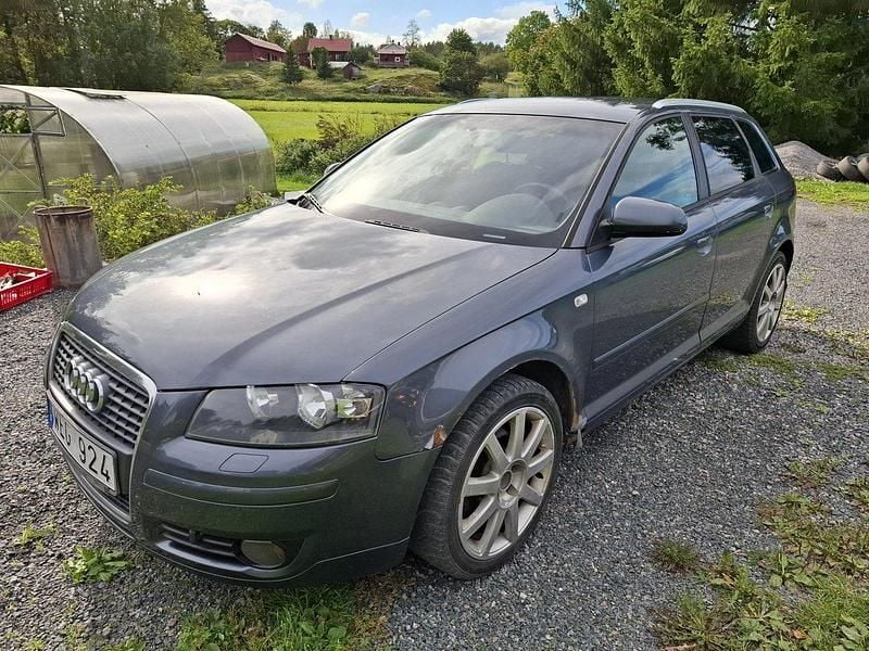 Grå Begagnad 2005 Audi A3 Sportback Halvkombi | 20 000 kr (Dyr) - Bild 1/4