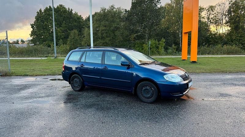 Mörkblå Begagnad 2002 Toyota Corolla Kombi | 29 800 kr (Dyr) - Bild 1/4