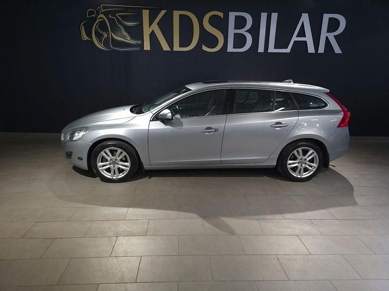 Silver Begagnad 2011 Volvo V60 Summum Kombi | 99 800 kr (Marknadspris) - Bild 1/4