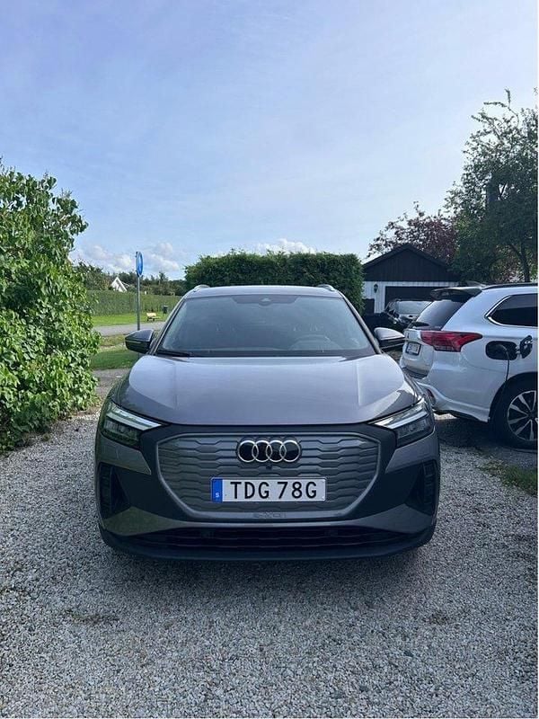 Grå Begagnad 2023 Audi Q4 e-tron Proline SUV | 299 900 kr (Superpris) - Bild 1/4