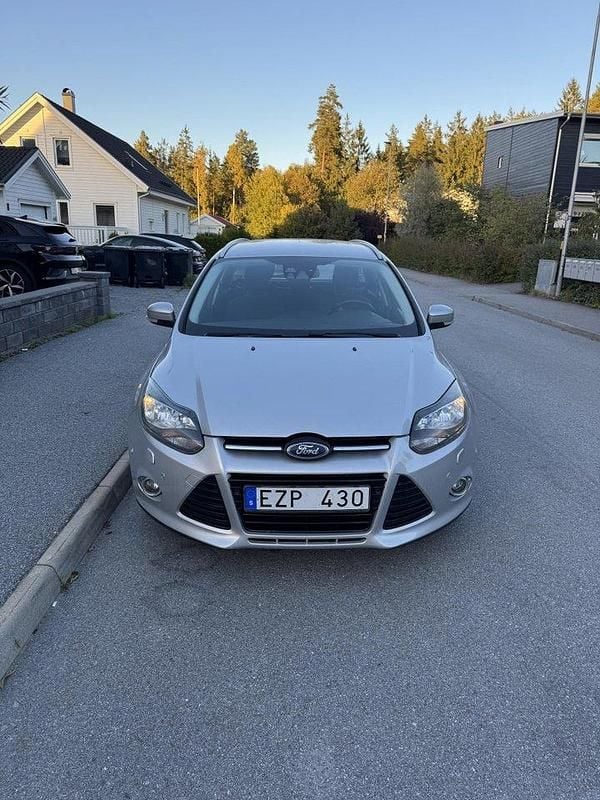 Grå Begagnad 2012 Ford Focus Titanium Kombi | 50 000 kr (Marknadspris) - Bild 1/4