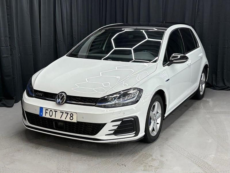 Vit Begagnad 2018 VW Golf VII GTE Halvkombi | 124 900 kr (Marknadspris) - Bild 1/4
