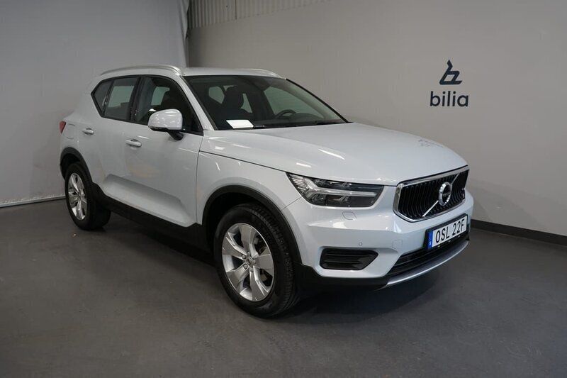 Silver Begagnad 2022 Volvo XC40 Momentum SUV | 304 900 kr (Bra pris) - Bild 1/3