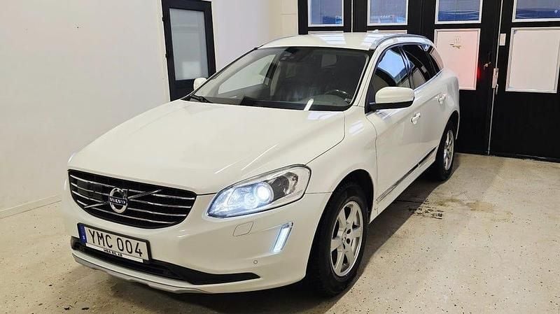 Vit Begagnad 2017 Volvo XC60 Standard SUV | 199 900 kr (Bra pris) - Bild 1/4