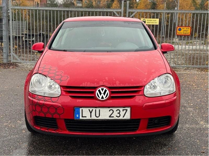 Röd Begagnad 2009 VW Golf Trendline Halvkombi | 32 000 kr (Marknadspris) - Bild 1/4