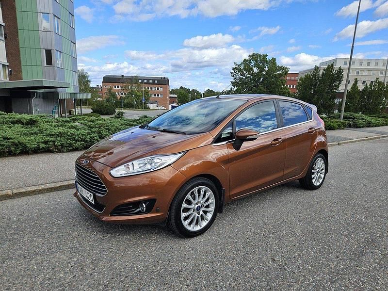 Brun Begagnad 2013 Ford Fiesta Titanium X Halvkombi | 70 000 kr - Bild 1/4