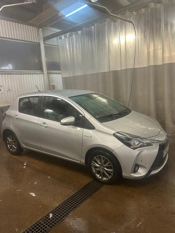 Begagnad Toyota Yaris Hybrid 101 HK (74 kW) 2018 Silver