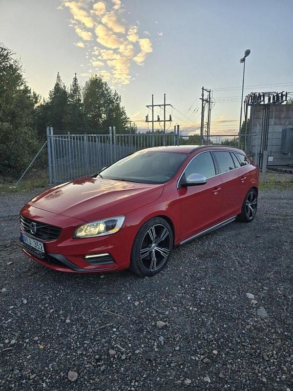Röd Begagnad 2014 Volvo V60 R-Design Kombi | 139 900 kr (Marknadspris) - Bild 1/4