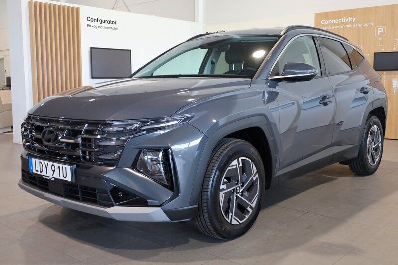 Grå Begagnad 2024 Hyundai Tucson Essential SUV | 339 900 kr (Marknadspris) - Bild 1/3