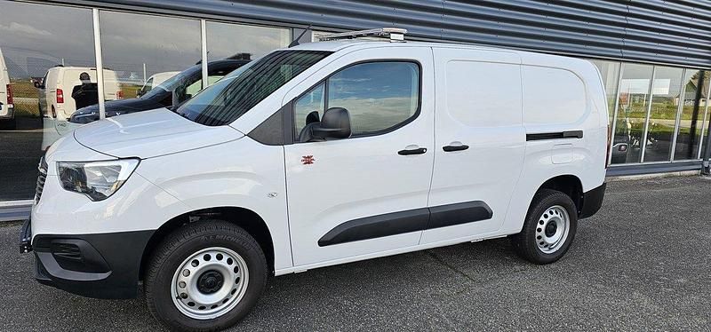 Begagnad Opel Combo 131 HK (96 kW) 2023 Vit Minibuss