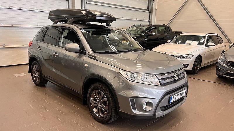 Grå Begagnad 2017 Suzuki Vitara SUV | 189 900 kr (Marknadspris) - Bild 1/4