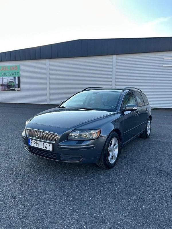 Grå Begagnad 2007 Volvo V50 Kinetic Kombi | 29 999 kr (Marknadspris) - Bild 1/4