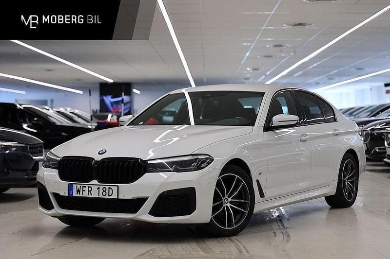 Vit Begagnad 2022 BMW 520 M Sport Sedan | 429 900 kr (Marknadspris) - Bild 1/3
