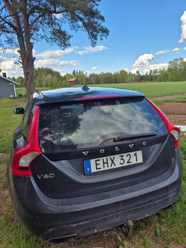 Grå Begagnad 2014 Volvo V60 Kinetic Kombi | 79 900 kr (Bra pris) - Bild 1/4