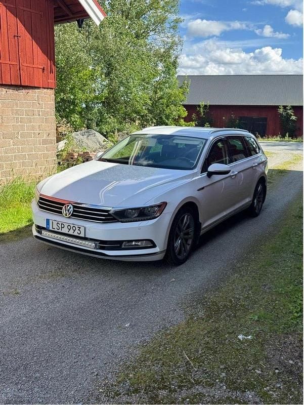 Vit Begagnad 2015 VW Passat GT Kombi | 160 000 kr (Bra pris) - Bild 1/4
