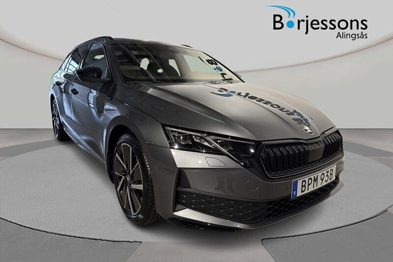Grå Ny 2025 Skoda Octavia SportLine Kombi | 443 900 kr (Dyr) - Bild 1/4