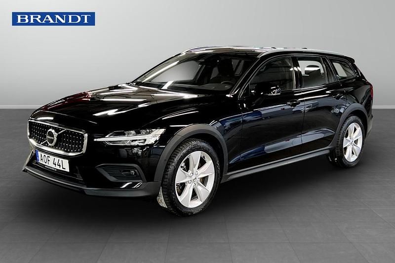 Begagnad Volvo V60 CC Core 200 HK (147 kW) 2023 Svart Kombi