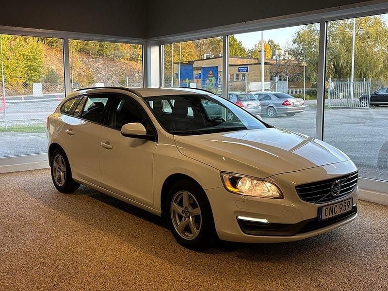 Vit Begagnad 2014 Volvo V60 Kinetic Kombi | 64 900 kr (Marknadspris) - Bild 1/4