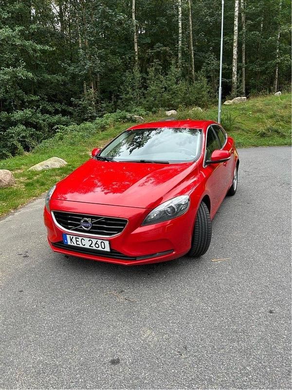 Röd Begagnad 2016 Volvo V40 Momentum Kombi | 125 000 kr (Marknadspris) - Bild 1/4