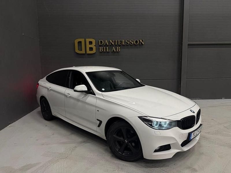 Vit Begagnad 2018 BMW 320 Gran Turismo M Sport | 199 800 kr (Lite dyr) - Bild 1/4