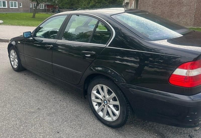 Begagnad BMW 320 170 HK (125 kW) 2003 Svart metallic Sedan
