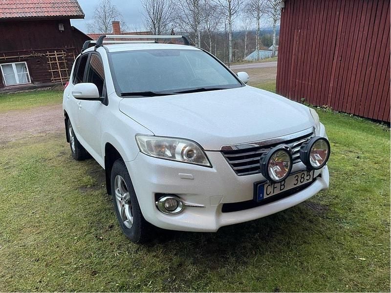 Vit Begagnad 2011 Toyota RAV4 SUV | 109 000 kr (Marknadspris) - Bild 1/4