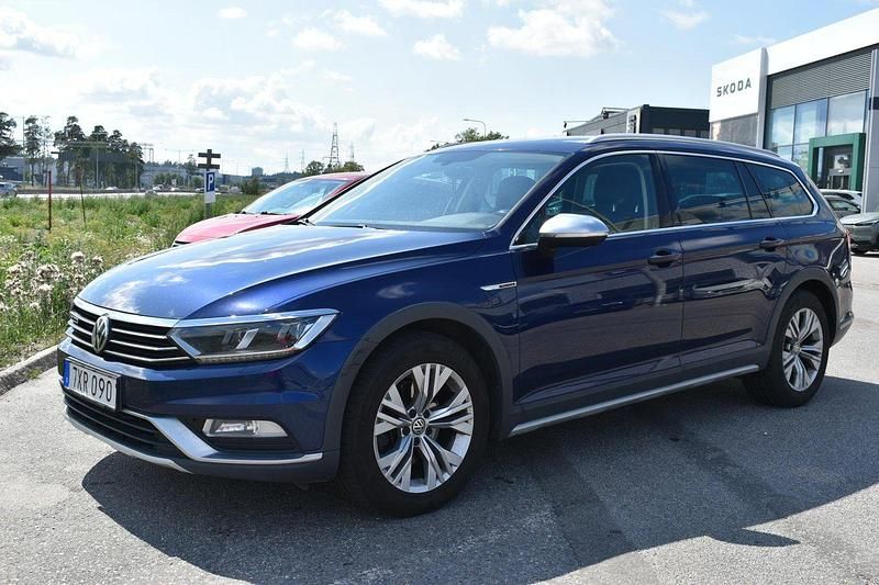 Blå Begagnad 2019 VW Passat Alltrack Kombi | 209 000 kr (Marknadspris) - Bild 1/4