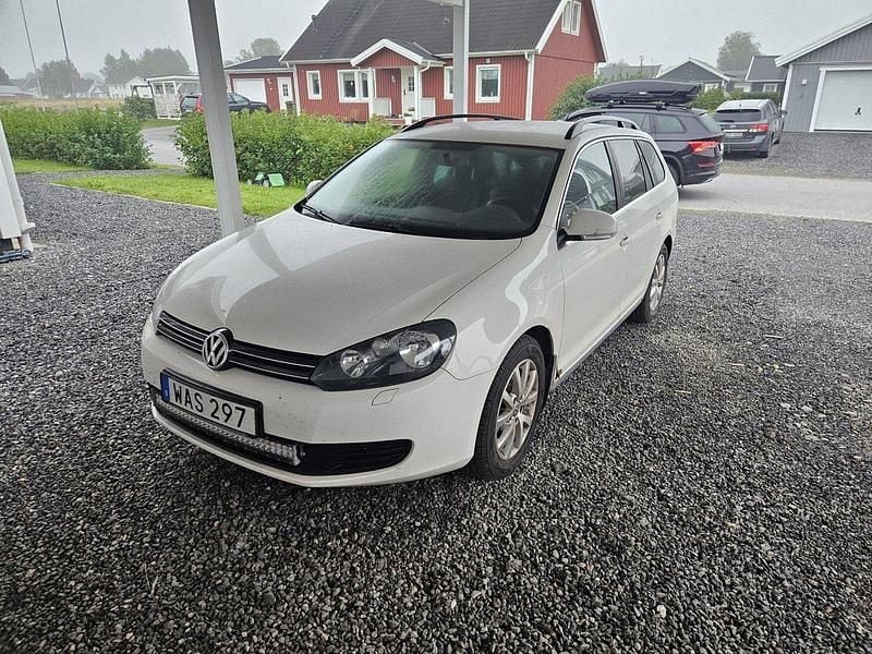 Vit Begagnad 2013 VW Golf VII Kombi | 65 000 kr (Superpris) - Bild 1/3