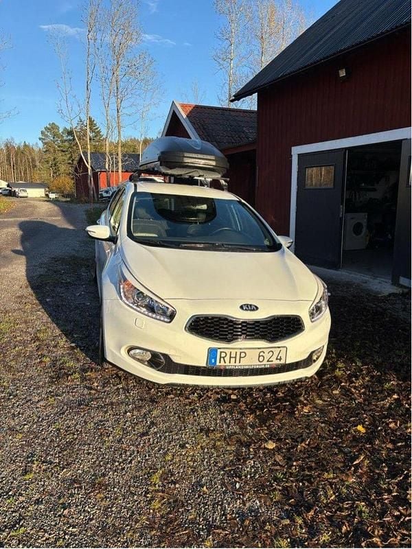 Vit Begagnad 2013 Kia Ceed Comfort Halvkombi | 100 000 kr (Lite dyr) - Bild 1/4