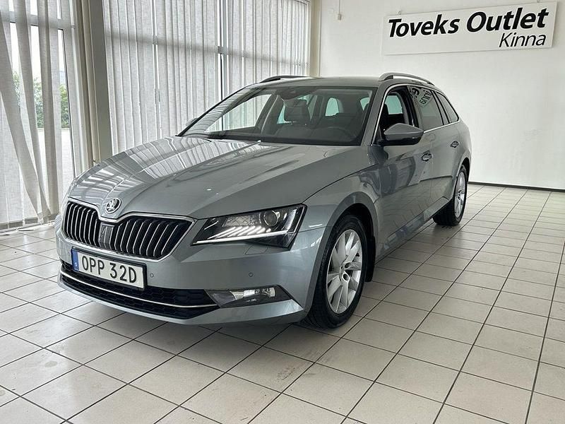 Grå Begagnad 2019 Skoda Superb Business Line Kombi | 239 900 kr (Lite dyr) - Bild 1/4