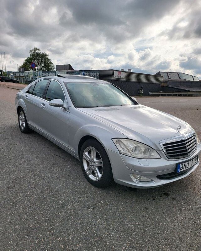 Silver Begagnad 2007 Mercedes S320 SE Sedan | 99 900 kr (Superpris) - Bild 1/4