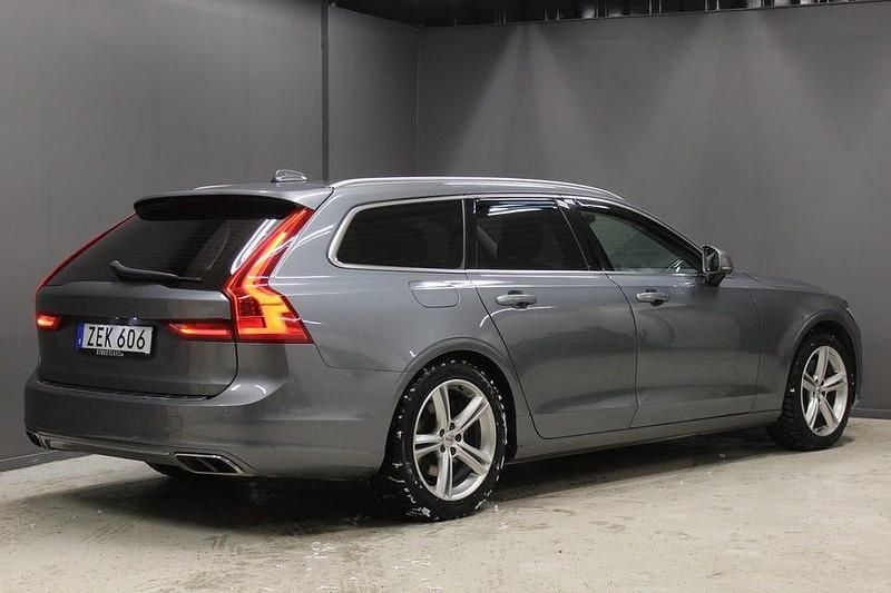 Begagnad Volvo V90 Momentum 235 HK (172 kW) 2018 Grå Kombi