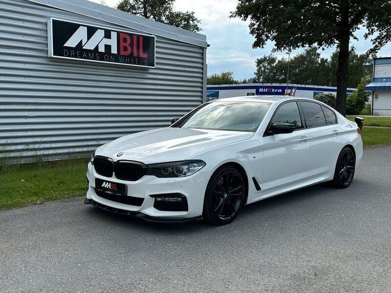 Vit Begagnad 2017 BMW 520 M Sport Sedan | 299 900 kr (Marknadspris) - Bild 1/4