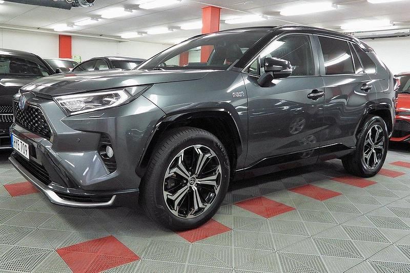 Grå Begagnad 2021 Toyota RAV4 Hybrid Style SUV | 387 500 kr (Marknadspris) - Bild 1/4