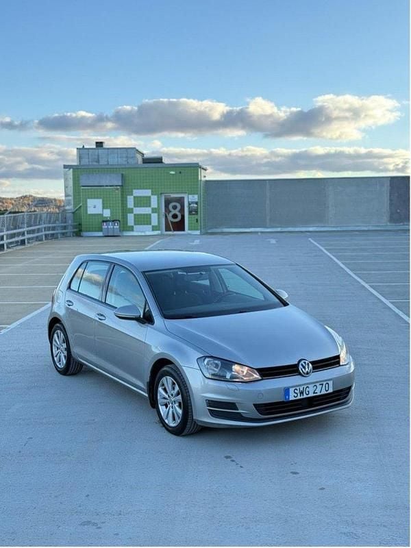 Silver Begagnad 2014 VW Golf VII Halvkombi | 68 000 kr (Bra pris) - Bild 1/4